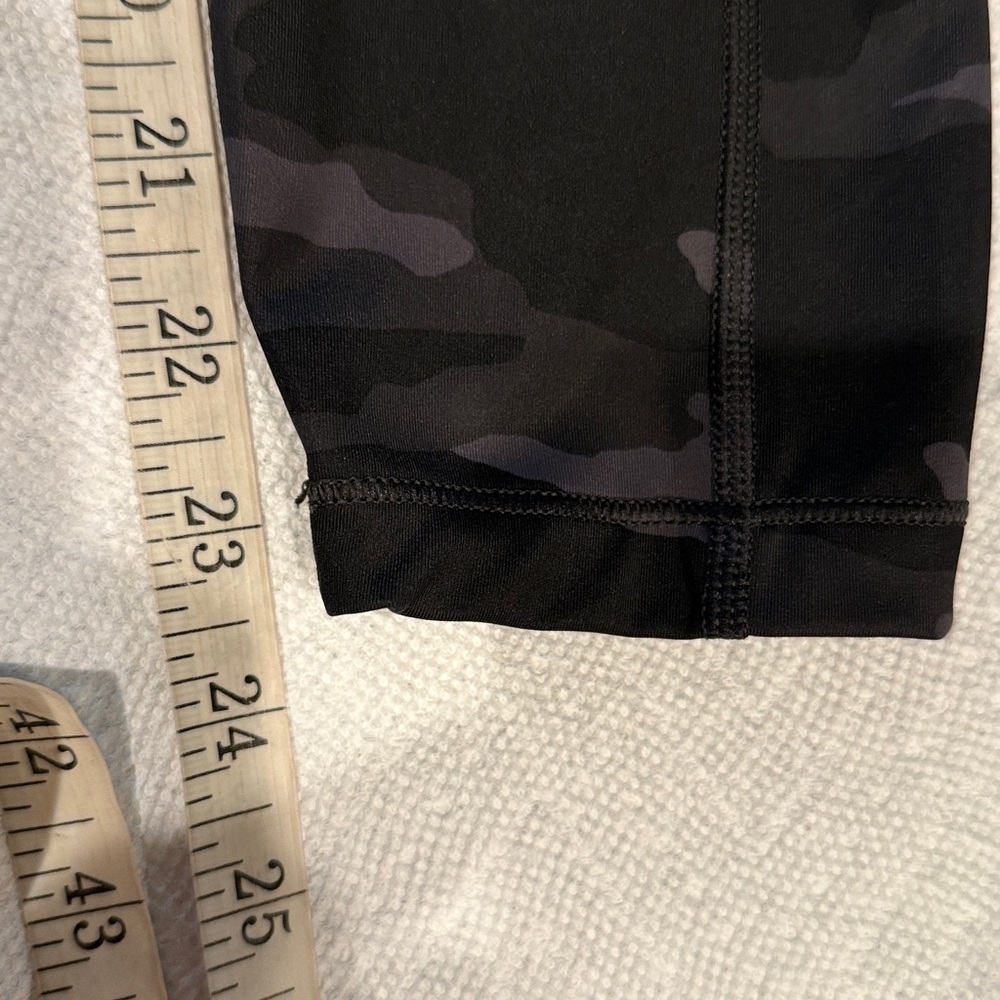 Athleta Black/Gray Camo Ultimate Stash
Pocket Camo 7/8 Tights Size Small - Picture 8 of 11